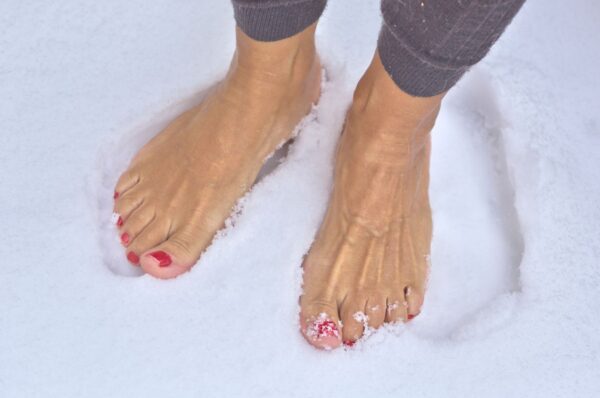 Blote voeten in de sneeuw