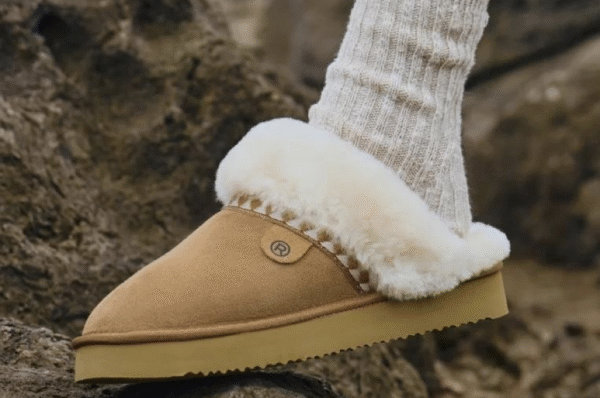 Beige pantoffel met schapenvacht en wollen sok