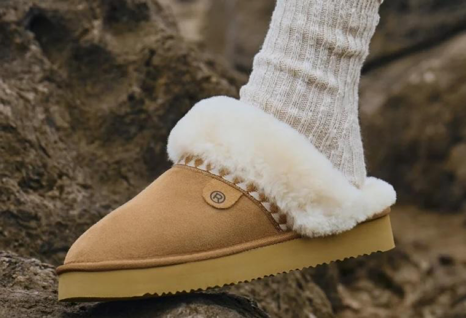 Beige pantoffel met schapenvacht en wollen sok